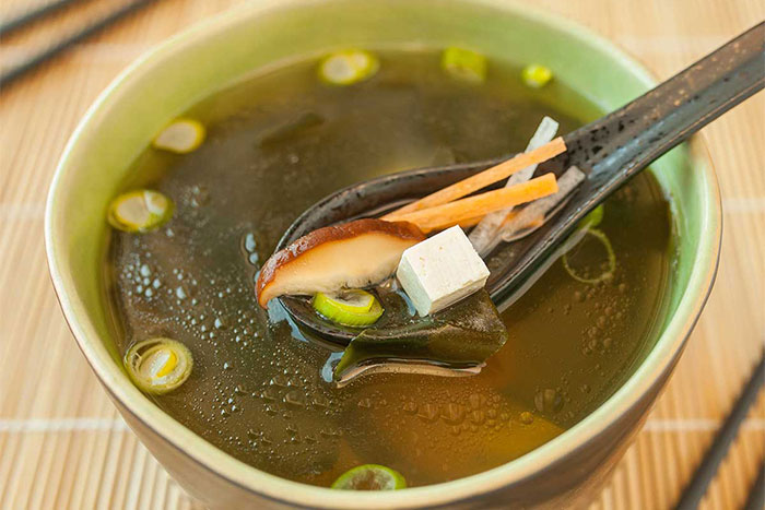 Japanische Algen-Shiitake-Suppe