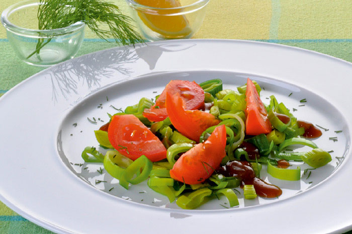 Serviervorschlag Dill-Zitronenjus zu Tomaten-Lauchgemüse