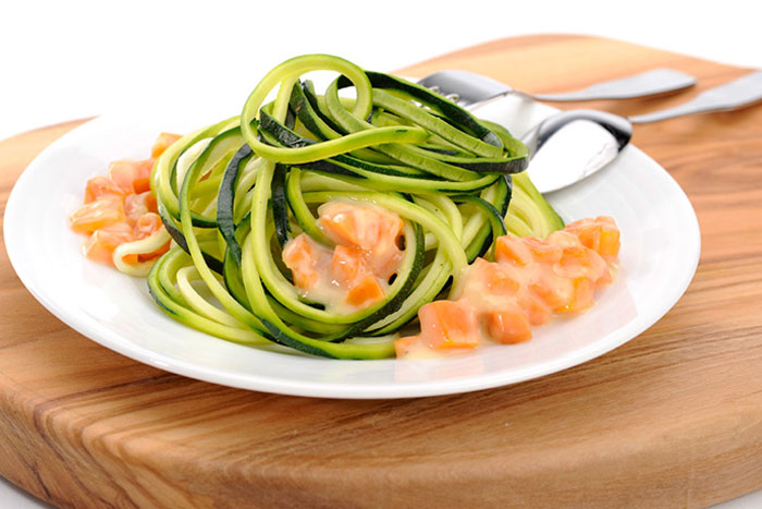 Serviervorschlag Rohe Zucchini-Nudeln mit Möhren-Sugo