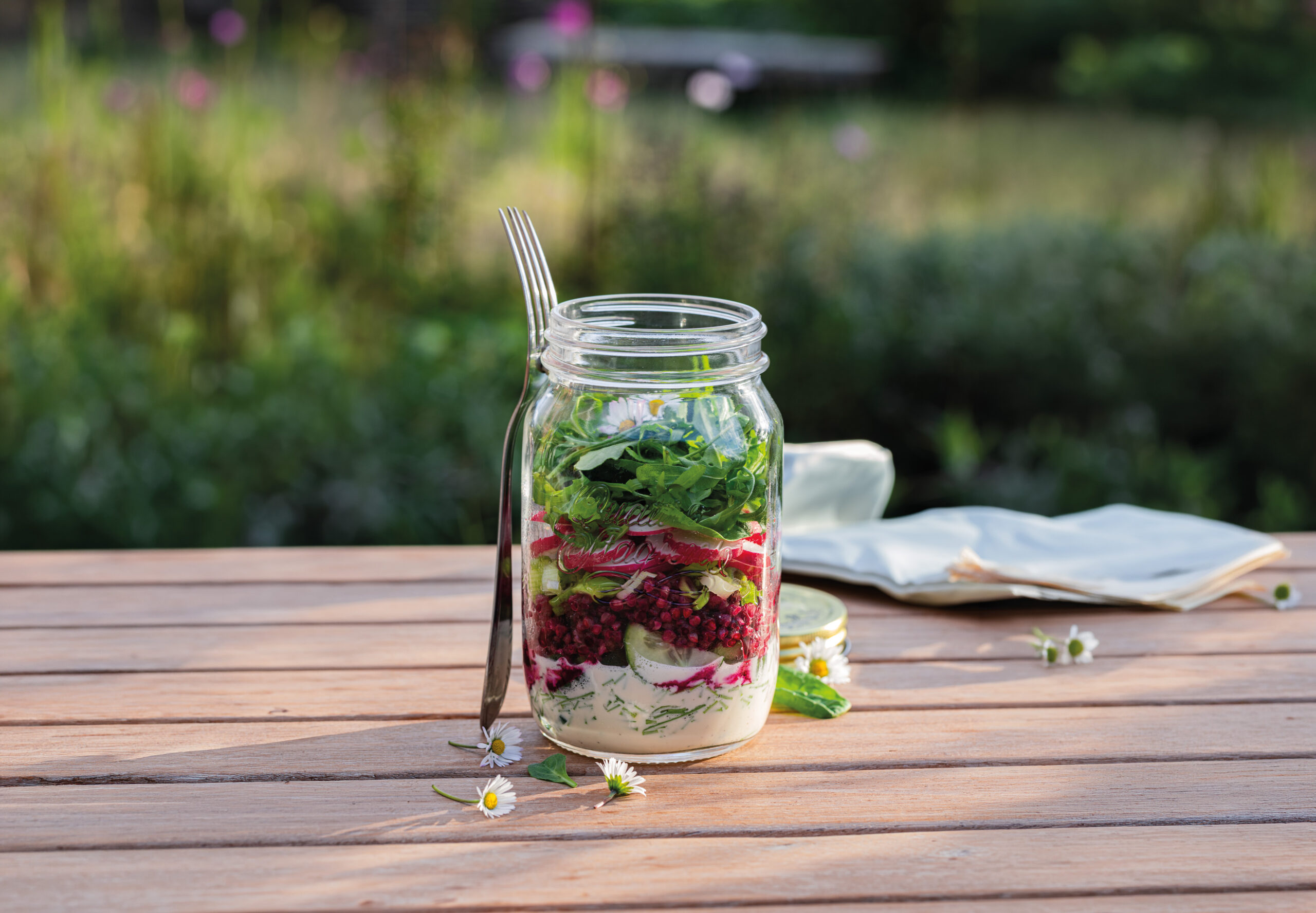 04_26_Kochschule_Mason_Jar_Fruehlingssalat_CR_Marita_Koch-erweitertKI
